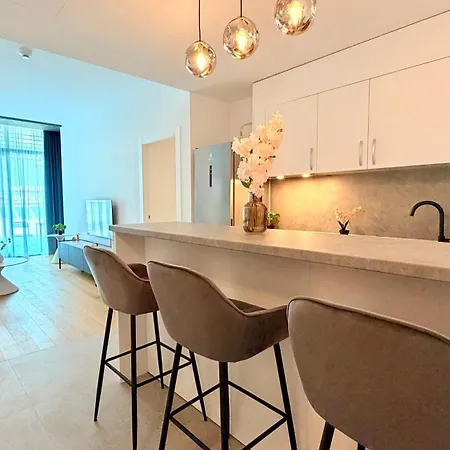 Luxury One Bedroom With Balcony And Pool Access In Exclusive Up-site 아파트 *