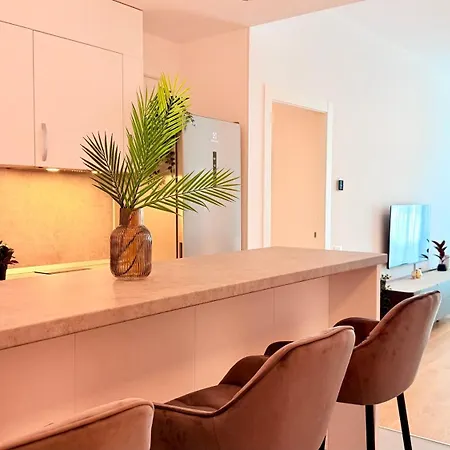 Luxury One Bedroom With Balcony And Pool Access In Exclusive Up-site 부쿠레슈티
