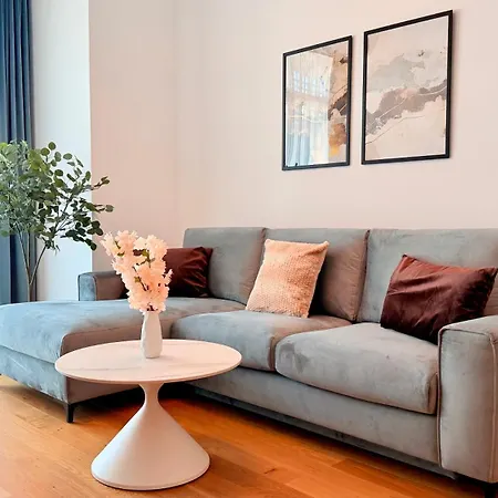 Luxury One Bedroom With Balcony And Pool Access In Exclusive Up-site 아파트 부쿠레슈티