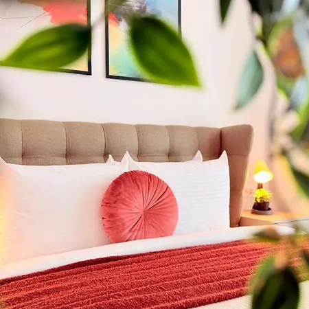 Luxury One Bedroom With Balcony And Pool Access In Exclusive Up-site