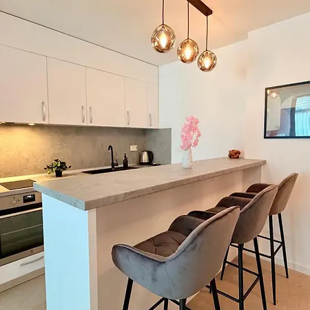 Luxury One Bedroom With Balcony And Pool Access In Exclusive Up-site 아파트