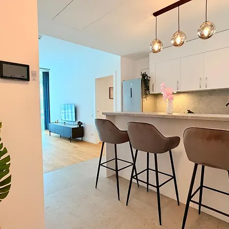 Luxury One Bedroom With Balcony And Pool Access In Exclusive Up-site