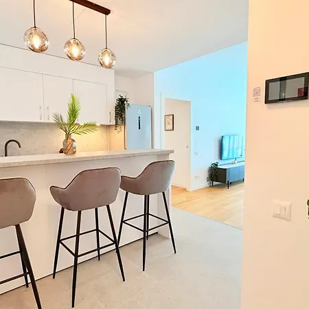 Luxury One Bedroom With Balcony And Pool Access In Exclusive Up-site 아파트 *