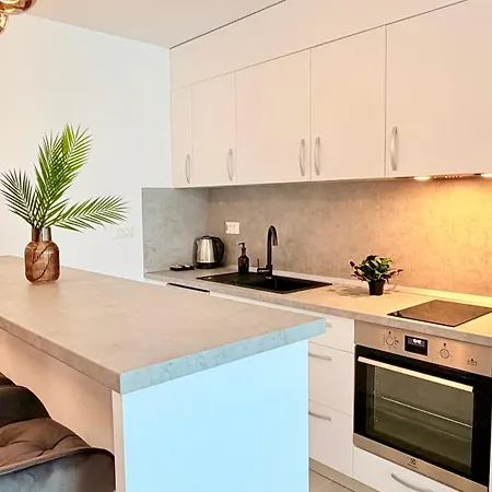 Luxury One Bedroom With Balcony And Pool Access In Exclusive Up-site Апартаменти Бухарест