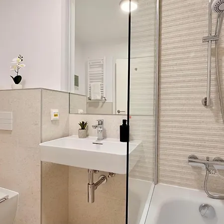 Luxury One Bedroom With Balcony And Pool Access In Exclusive Up-site *