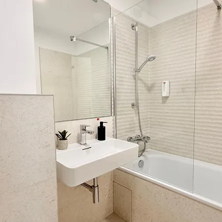 Luxury One Bedroom With Balcony And Pool Access In Exclusive Up-site * 부쿠레슈티