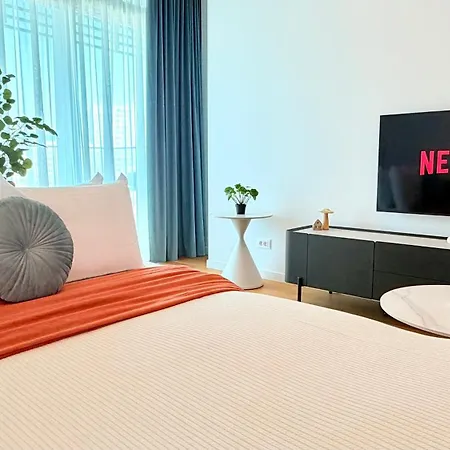 Апартаменти Luxury One Bedroom With Balcony And Pool Access In Exclusive Up-site