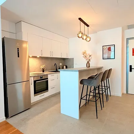 Luxury One Bedroom With Balcony And Pool Access In Exclusive Up-site *