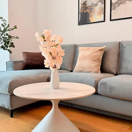 Luxury One Bedroom With Balcony And Pool Access In Exclusive Up-site Бухарест