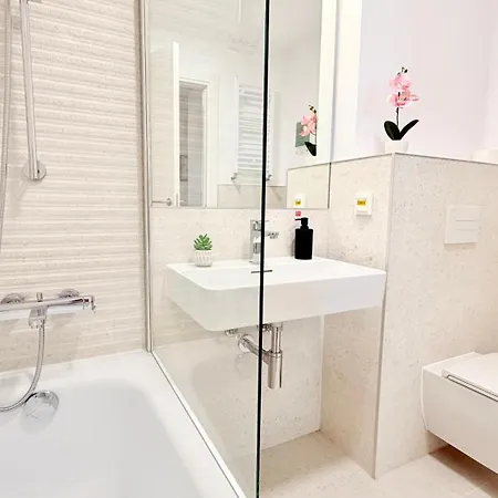 Luxury One Bedroom With Balcony And Pool Access In Exclusive Up-site * 부쿠레슈티