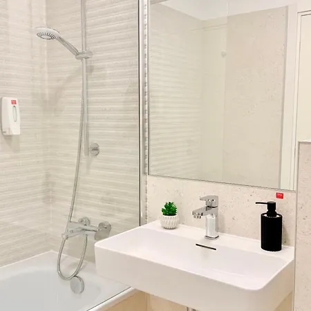 Luxury One Bedroom With Balcony And Pool Access In Exclusive Up-site 아파트 *