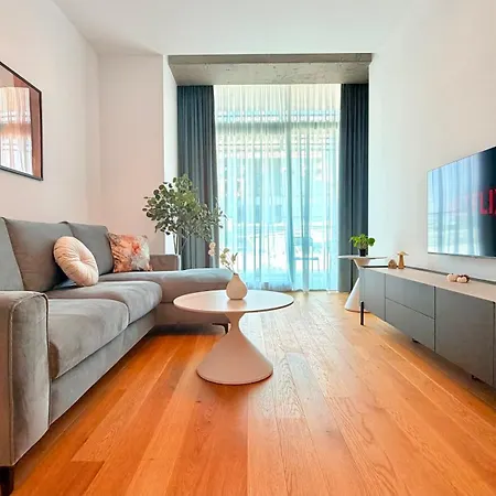 Luxury One Bedroom With Balcony And Pool Access In Exclusive Up-site *