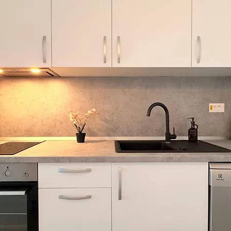 Luxury One Bedroom With Balcony And Pool Access In Exclusive Up-site *