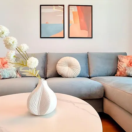 Luxury One Bedroom With Balcony And Pool Access In Exclusive Up-site 부쿠레슈티