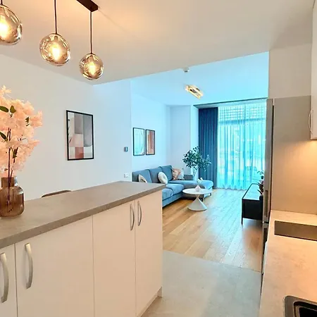 Апартаменти Luxury One Bedroom With Balcony And Pool Access In Exclusive Up-site