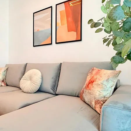 Luxury One Bedroom With Balcony And Pool Access In Exclusive Up-site 아파트