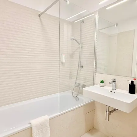 Luxury One Bedroom With Balcony And Pool Access In Exclusive Up-site 아파트 부쿠레슈티