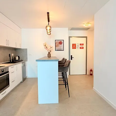 Luxury One Bedroom With Balcony And Pool Access In Exclusive Up-site 아파트 부쿠레슈티